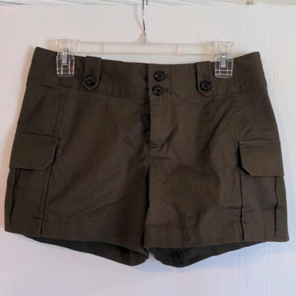 Banana Republic size 4 martin fit cargo ish shorts. NWT